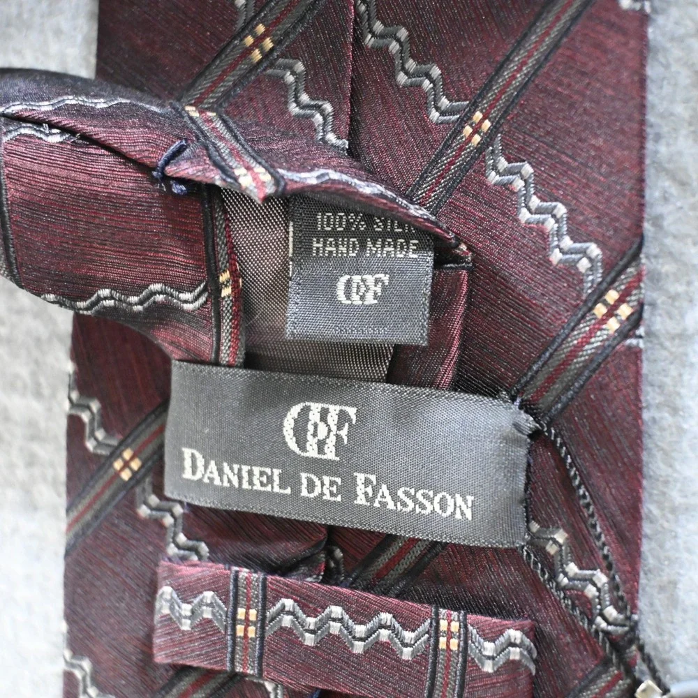 Daniel De Fasson Mens Silk Geometric Wavy Stripe Necktie OS Burgundy Silver